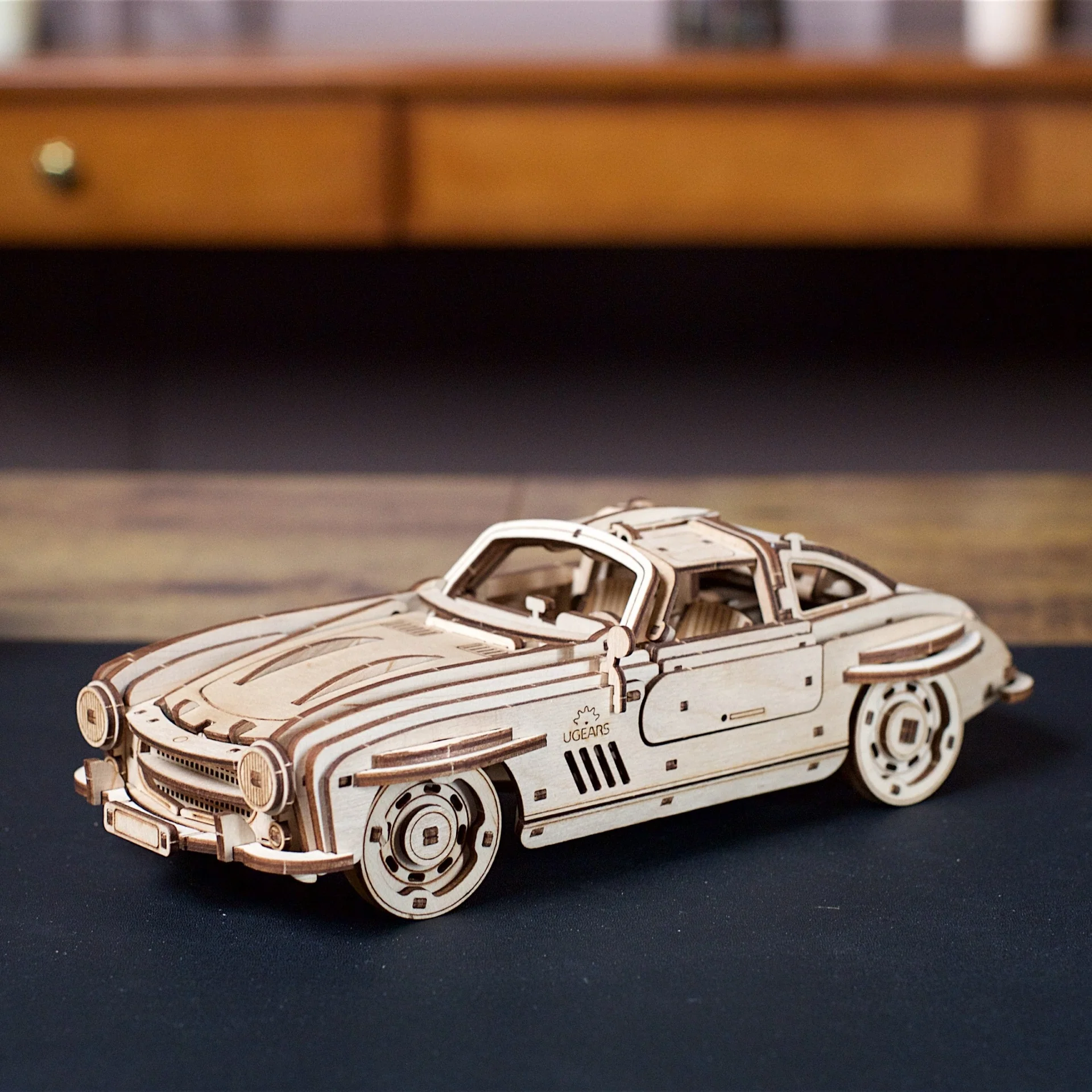 Coupé sport à aileron Ugears - Puzzle 3D mécanique en bois – Image 7