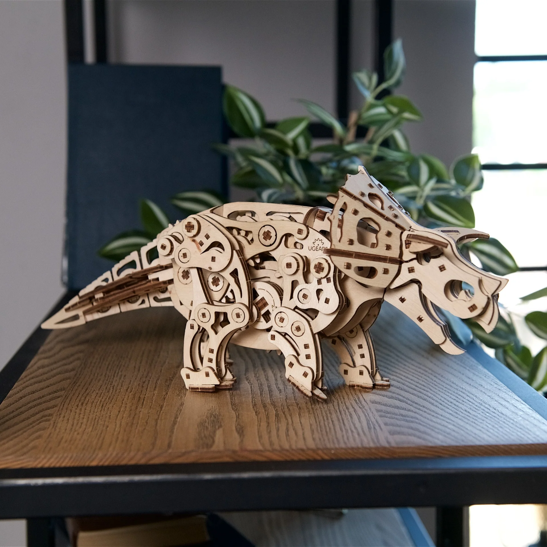 Triceratops Ugears - Puzzle 3D mécanique en bois – Image 3